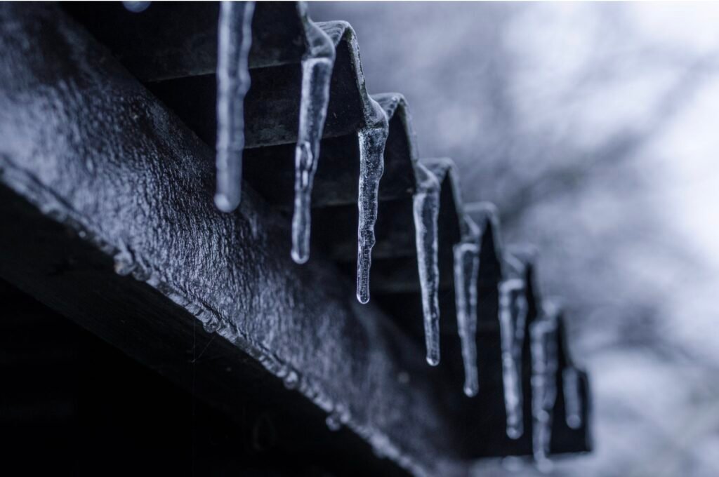 roof with ice dam