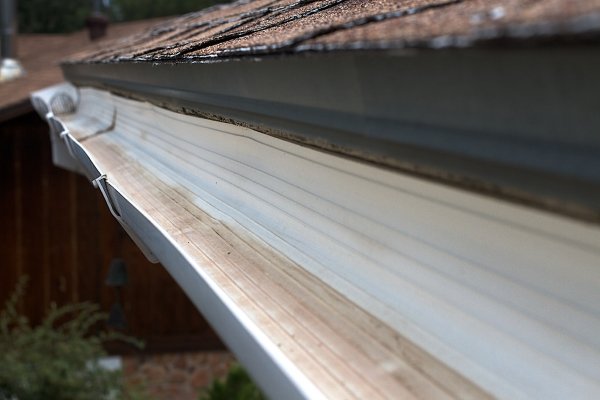 A smooth and freshly cleaned rain gutter system