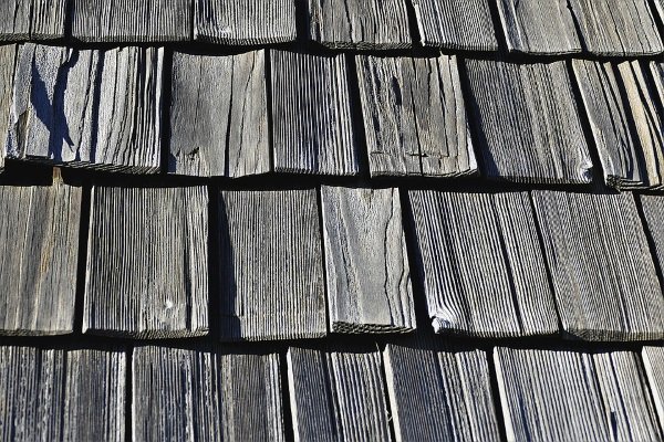 wood shingle roof with uniform cut pieces